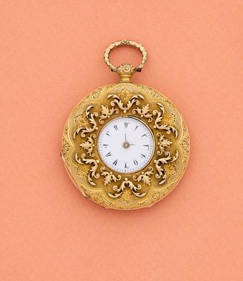 une montre de poche en or avec un cadran blanc sur fond rose