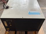 une machine posée sur une palette dans un entrepôt