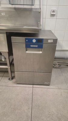 un lave-vaisselle en acier inoxydable posé à même le sol dans une cuisine