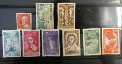 une photo d'une collection de timbres exposée dans une vitrine