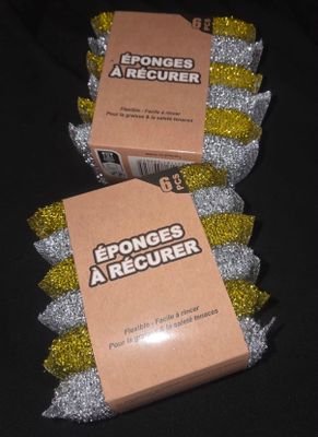 Deux boîtes d'éponges sont posées sur une table