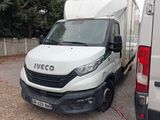 une camionnette blanche garée à côté d'une camionnette blanche