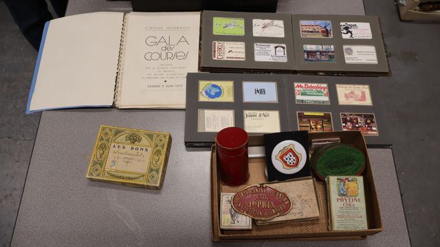 Lot de publicités anciennes (boîtes) , sous-main quinquina, Vouvr...