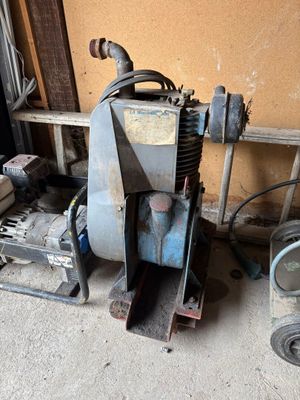 une machine posée sur le sol à côté d'un mur