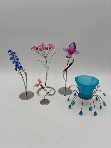 SWAROVSKI – Ensemble de fleur sur pied et un bougeoir en cristal....