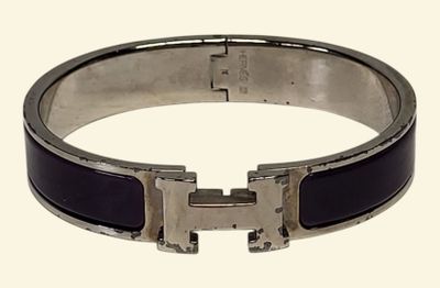 bracelet orné d'incrustations d'émail noir et doté d'un fermoir plaqué argent