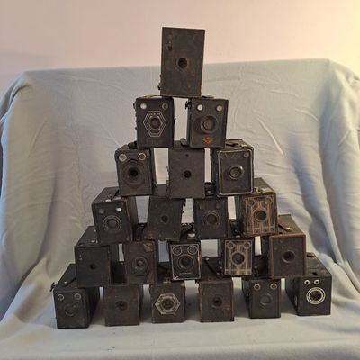 une pile d'appareils photo anciens empilés les uns sur les autres