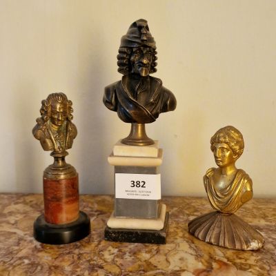 trois bustines en bronze posées sur une table en marbre dotée d'un socle en marbre