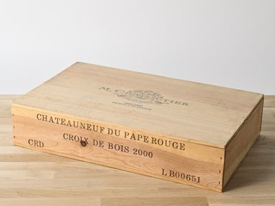 une image représentant une boîte en bois posée sur un parquet