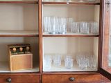 une vitrine remplie de bouteilles et de verres