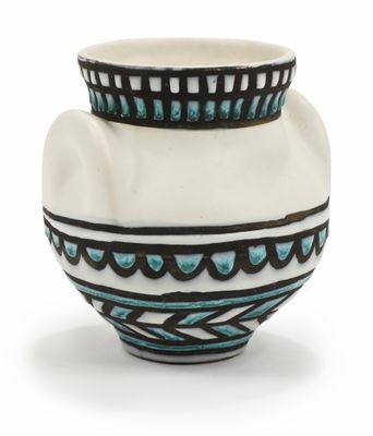 un vase blanc orné d'un motif bleu et noir