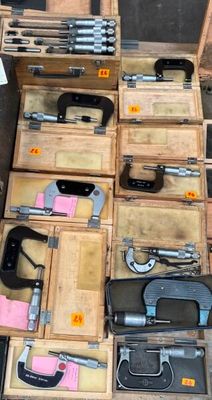 tout un tas d'outils qui traînent dans un tiroir
