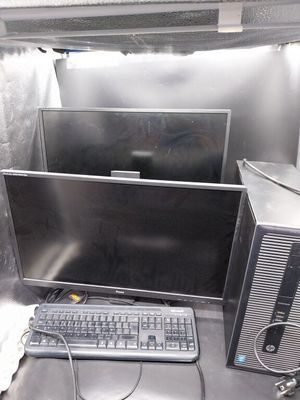 un bureau d'ordinateur équipé d'un écran, d'un clavier et d'une souris