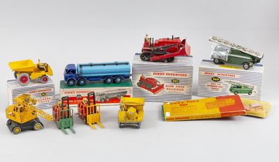 de nombreux modèles différents de camions miniatures et de camions sont exposés