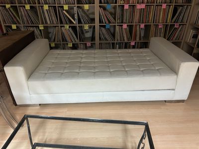 Lit de repos en skaï blanc capitonné, pied inox 110x220x60
