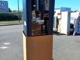 un petit distributeur automatique installé au bord de la route