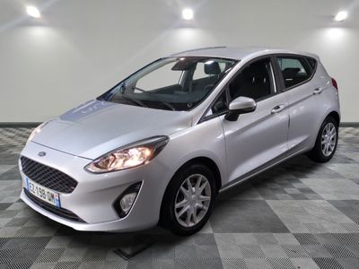 La nouvelle Ford Fiesta est garée dans le showroom.
