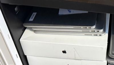 une pile d'ordinateurs portables empilés les uns sur les autres
