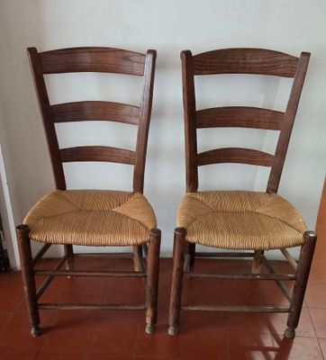 deux chaises placées l'une à côté de l'autre sur le sol
