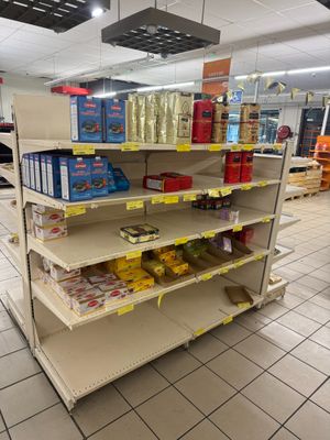 beaucoup d'articles sur les étagères du magasin