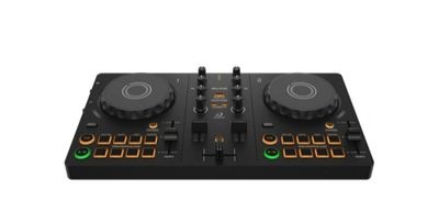 un gros plan d'un contrôleur de DJ posé sur une surface blanche