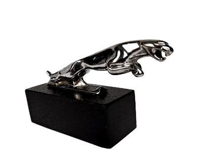 sculpture représentant un chien posé sur un bloc, sur fond blanc