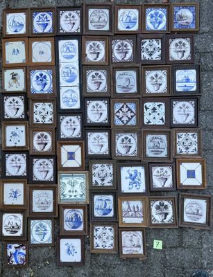 beaucoup de motifs de carreaux bleus et blancs au sol