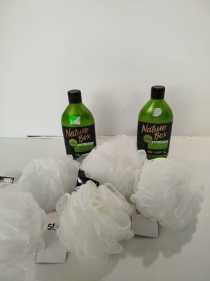 trois flacons de savon posés sur une table à côté de quelques pains de savon
