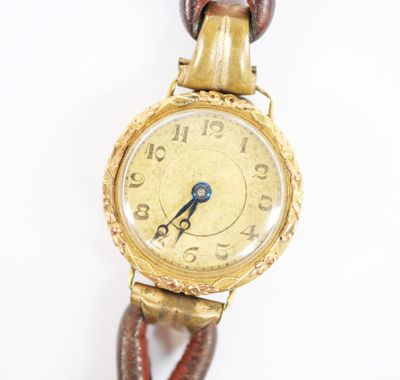 une montre-bracelet en or avec une chaîne autour d'elle