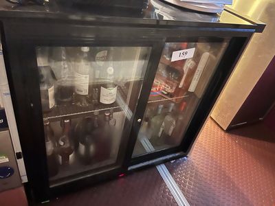 une vitrine contenant des bouteilles d'alcool