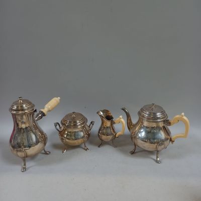 trois pièces en argent pour le thé et le café sur une table