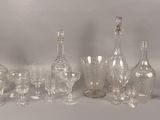 beaucoup de bouteilles en verre et de verres posés sur une table