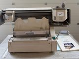une machine posée sur une table