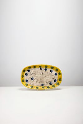un plat ovale orné d'un motif jaune et bleu