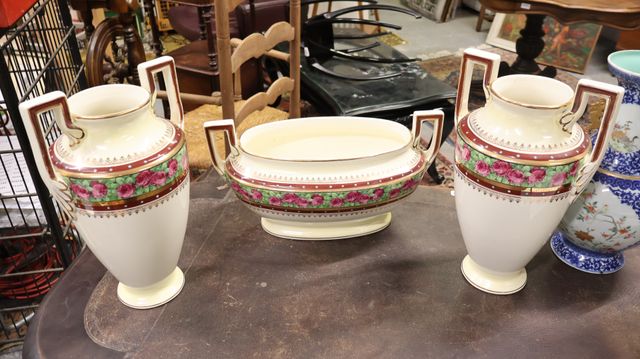 BOCH Frères La Louvière : garniture de cheminée comprenant une ja...