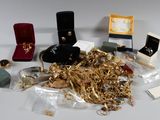 un tas d'or et d'autres bijoux posés sur une table