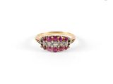 gros plan d'une bague en or avec des pierres roses et blanches