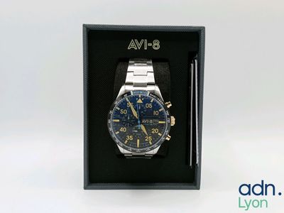 une image représentant une montre dans un coffret contenant un stylo