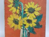 un tableau représentant des tournesols dans un vase, posé sur un chevalet