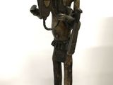 statue en bronze représentant un homme tenant un panier et une coupe