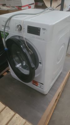 une machine à laver posée sur une palette