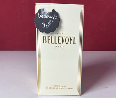l'image d'un flacon de parfum posé sur une table