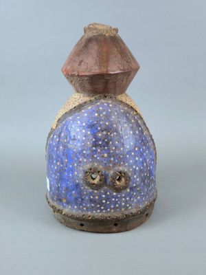 un petit vase orné d'un motif bleu et blanc