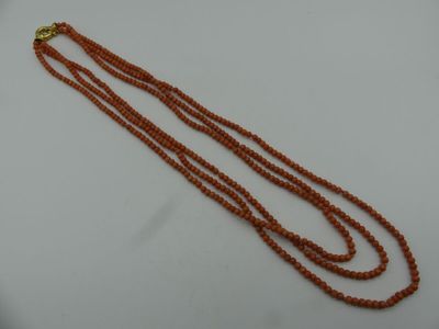 Collier de trois rangs de corail, fermoir en or, Poids brut …