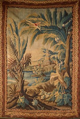 une image d'une tapisserie accrochée au mur d'une pièce