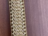 un morceau de tissu sur lequel est accrochée une étiquette de prix