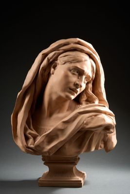 une statue représentant une femme portant un voile sur la tête