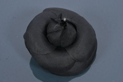 Dans le goût de CHANEL Broche Camélia en organza noir. Non g…