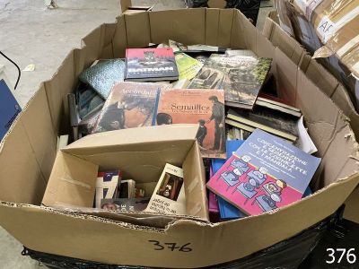 une boîte pleine de livres posée sur le sol
