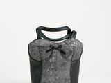 sac à main noir et blanc orné d'un nœud sur le devant